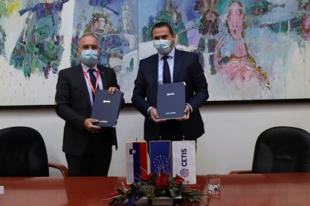 Firma del contrato para las nuevas tarjetas de permiso de residencia eslovenas con mayor seguridad